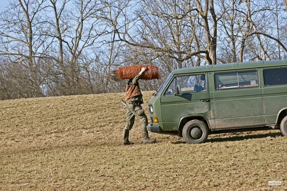 Der Weidezaun wird im Transporter verstaut