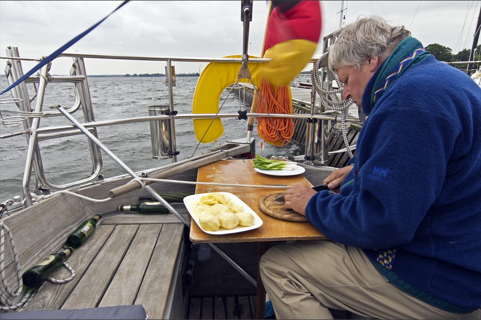 Es gibt Schweinemedaillons mit Lauchzwiebeln