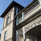 Eines der architektonischen Merkmale des Hauses sind die auf Knaggen ruhenden weit vorkragenden D�cher (Foto 2009: Hans-Heinrich Schimler)